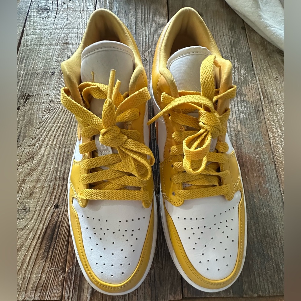 Nike Yellow and White Low-Top Sneakers 'pollen'